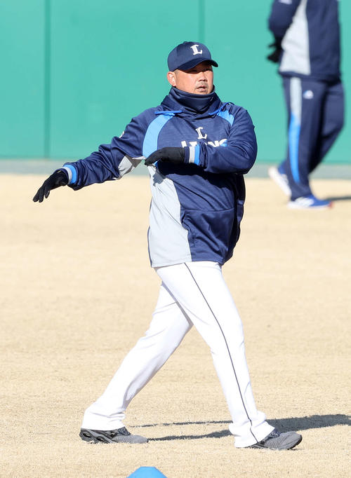 アップする西武松坂（撮影・鈴木正人）