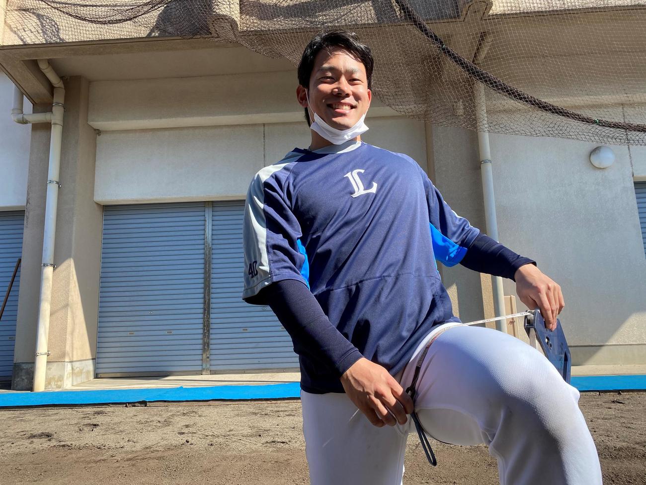太ももをメジャーで計測する西武田村（球団提供）