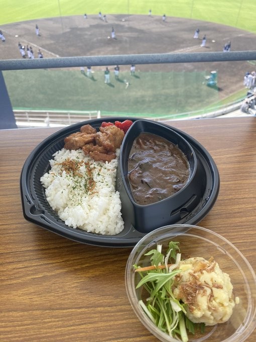 特製ビーフカリーと唐揚げカレーライス