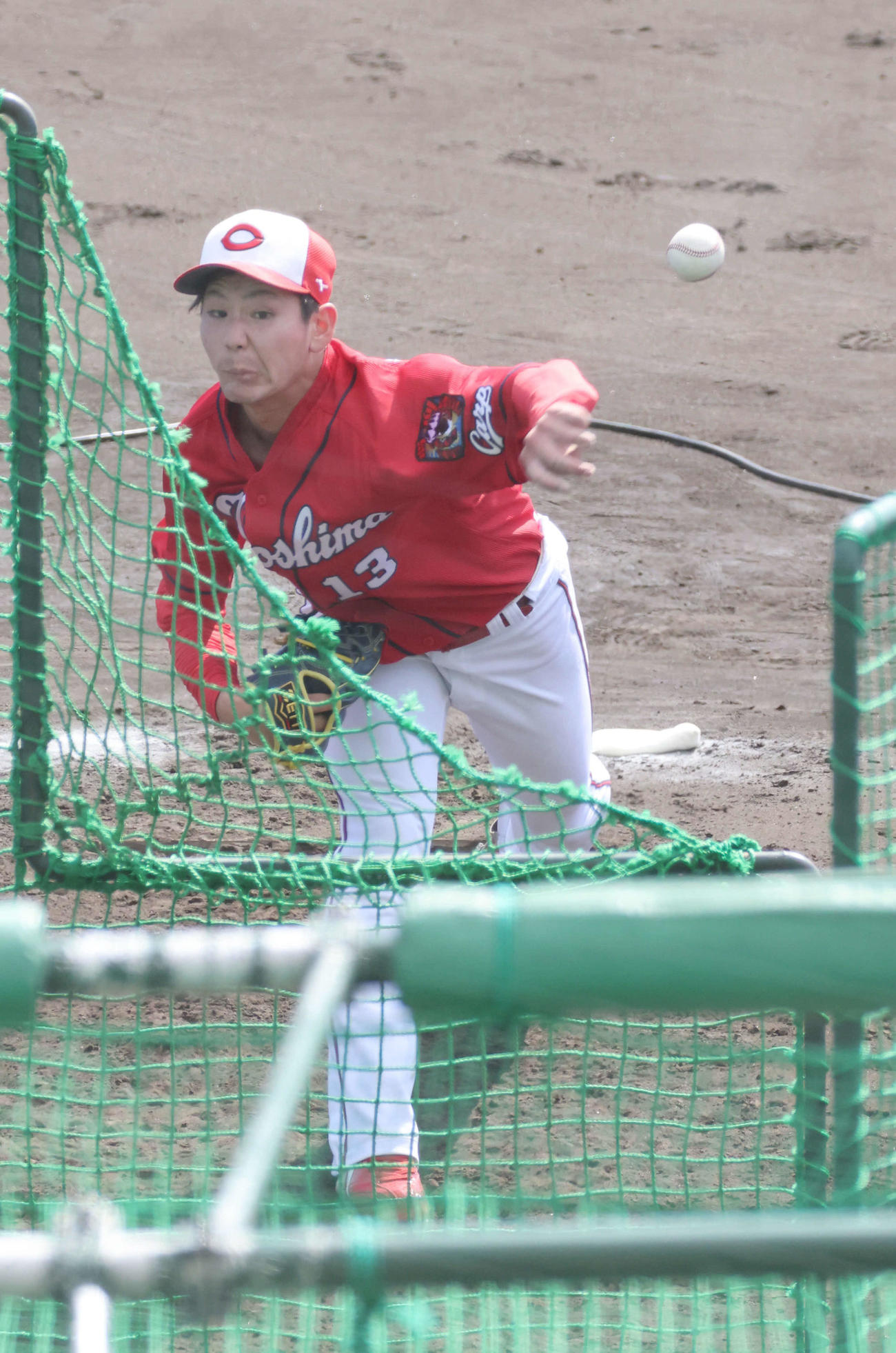 プロ野球広島沖縄キャンプ　打撃投手を務めるドラフト2位の森浦（撮影・加藤孝規）