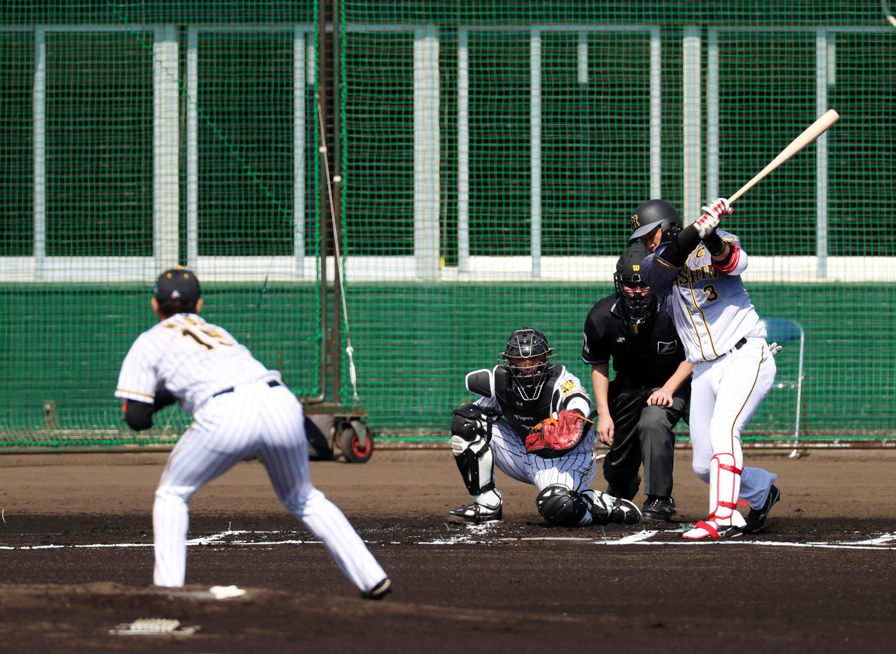 紅白戦　1回表紅組2死一塁、大山は空振り三振。左は西純（撮影・加藤哉）