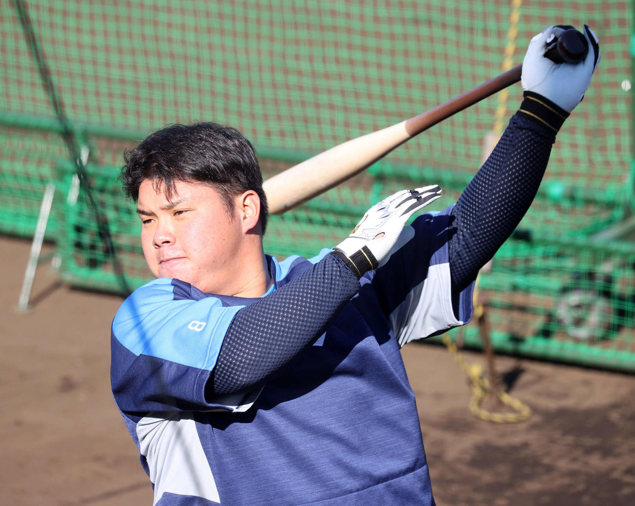 ティー打撃する西武渡部（撮影・鈴木正人）