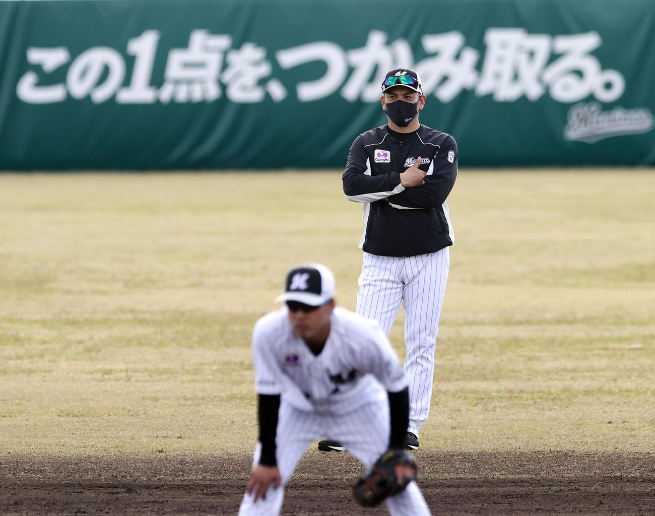 腕を組み選手たちの練習を見つめるロッテ井口監督（撮影・垰建太）
