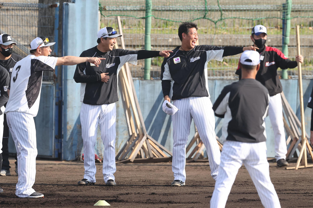 ウオーミングアップでナインと笑顔をみせるロッテ西川（左から3人目）（撮影・垰建太）