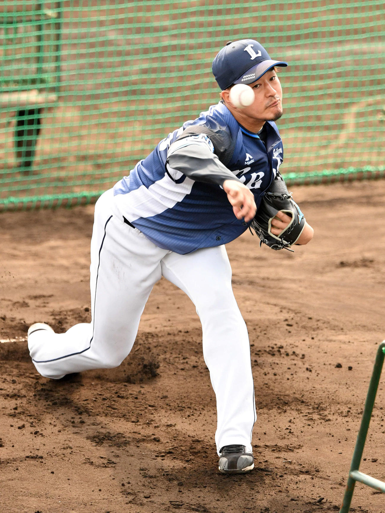 打撃投手を務めた西武平井（撮影・滝沢徹郎）