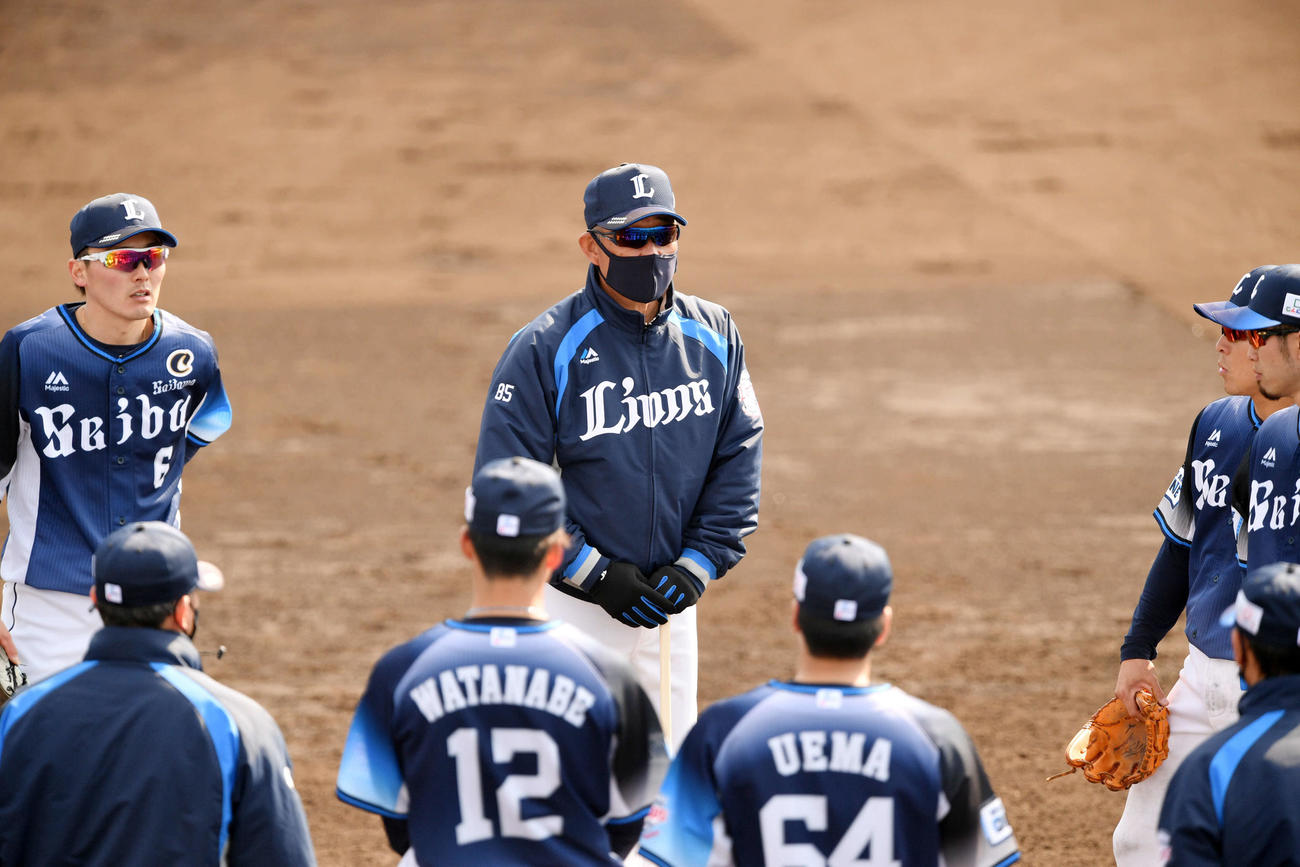 投内連携を終えたナインに話す西武辻監督（中央）（撮影・滝沢徹郎）