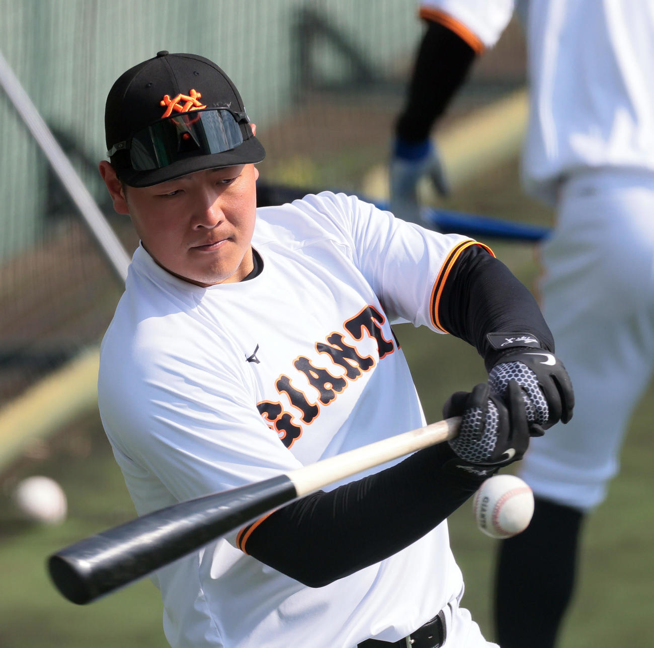 ティー打撃で3種類のボールを打ち分ける巨人岡本和（撮影・足立雅史）