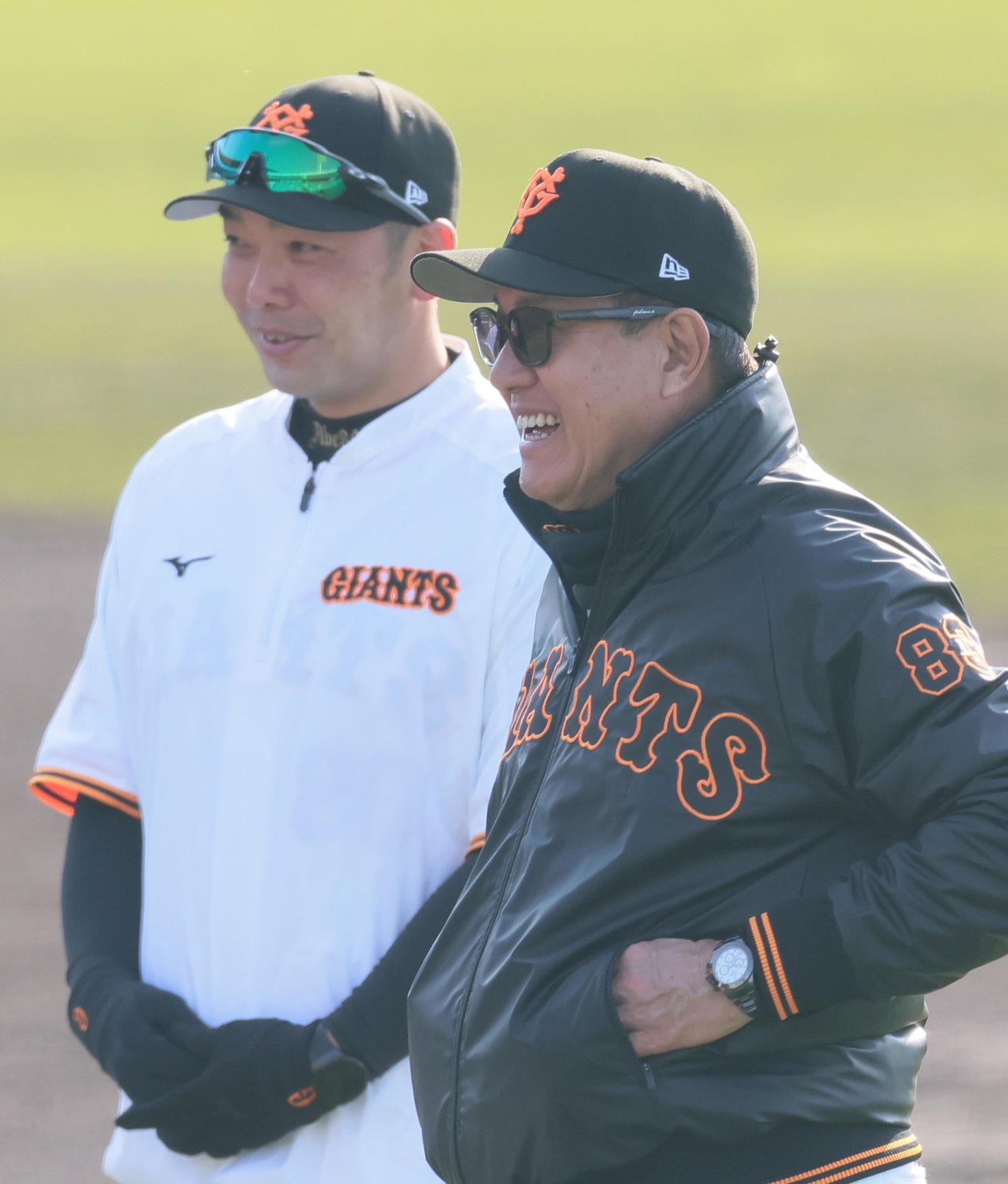1軍練習場で談笑する原監督（右）と阿部2軍監督（撮影・足立雅史）