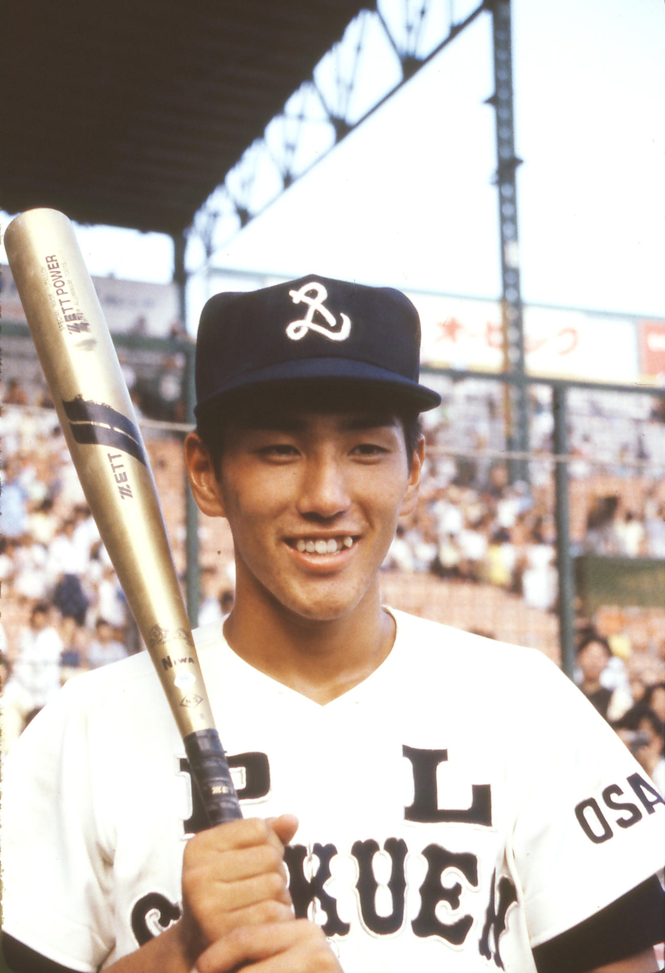 84年8月、全国高校野球選手権でバットを手に笑顔で写真に納まるPL学園・清原