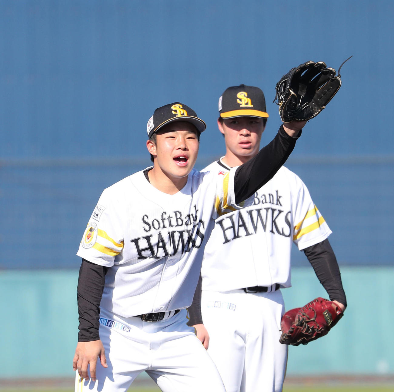 元気いっぱい守備ノックを受ける井上朋也（2021年2月3日）