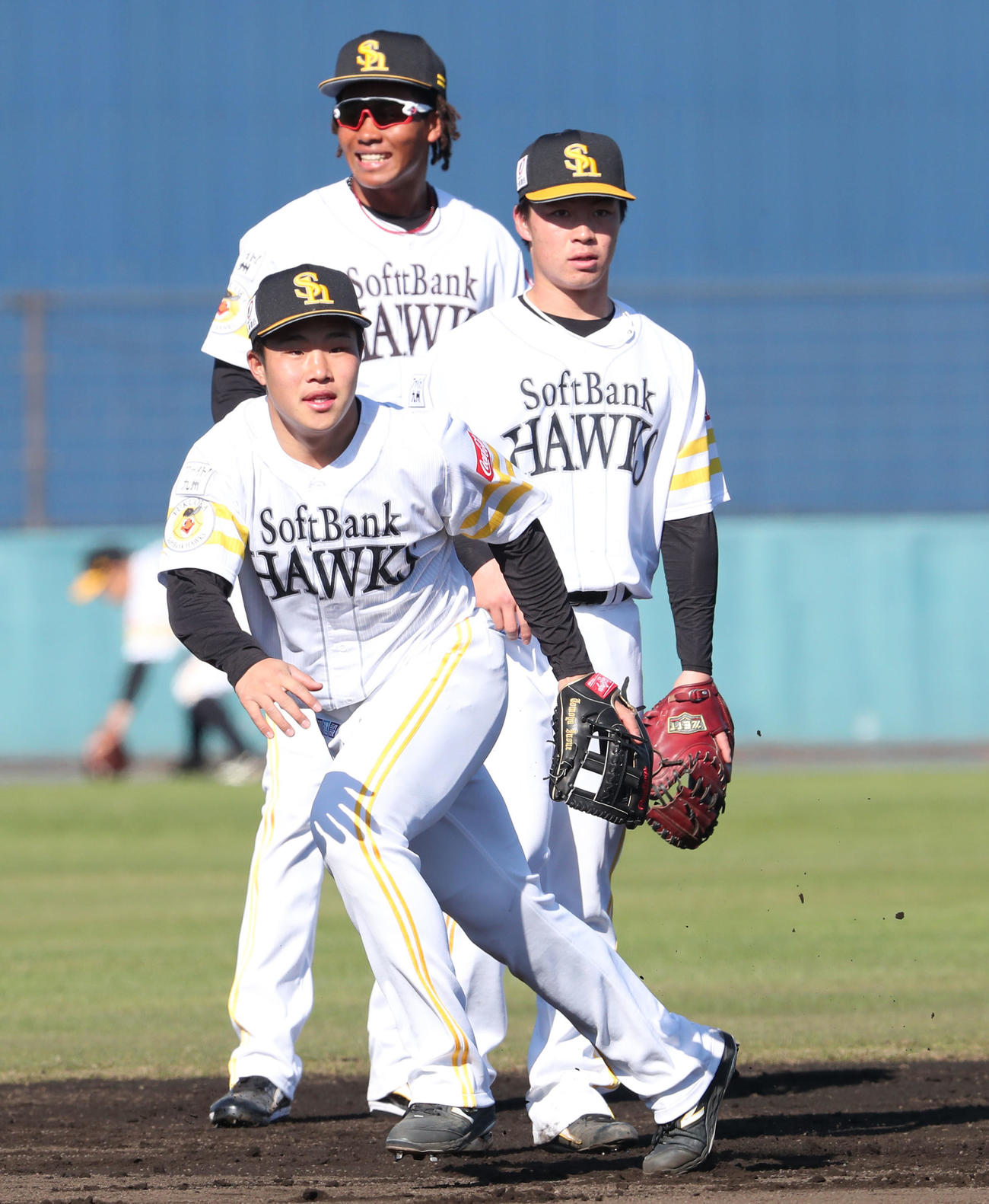 元気いっぱい守備ノックを受ける井上朋也（2021年2月3日）