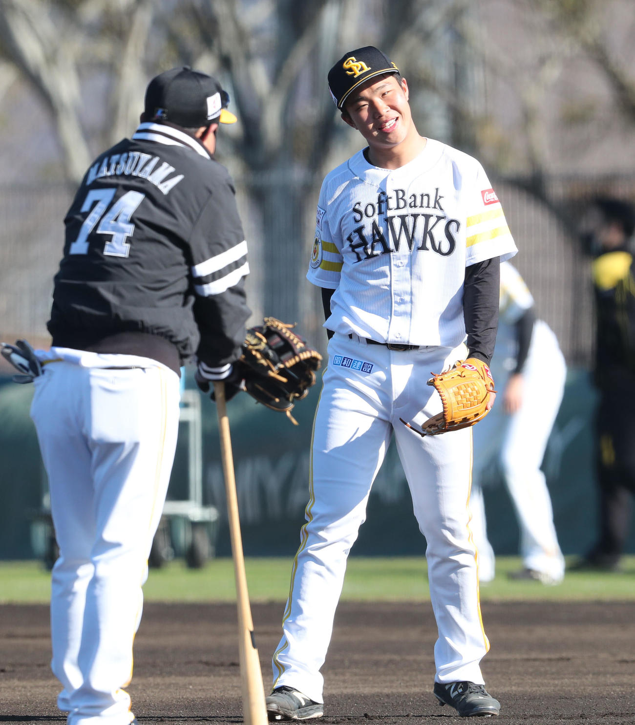 松山秀明コーチと話をする井上朋也（2021年2月3日）