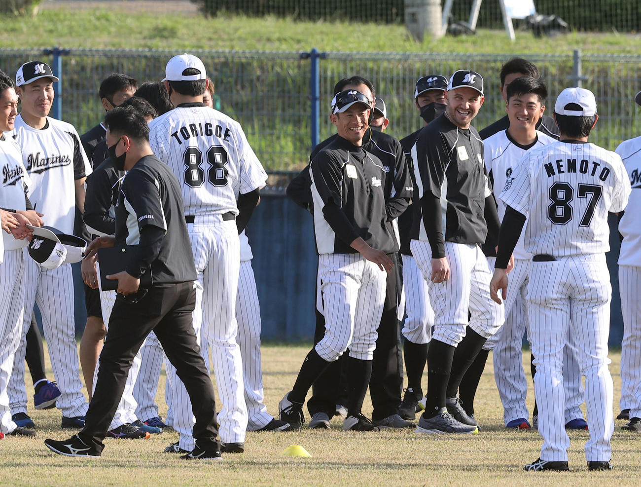 チームに合流したロッテのレアード（右から3人目）は笑顔をみせる（撮影・垰建太）