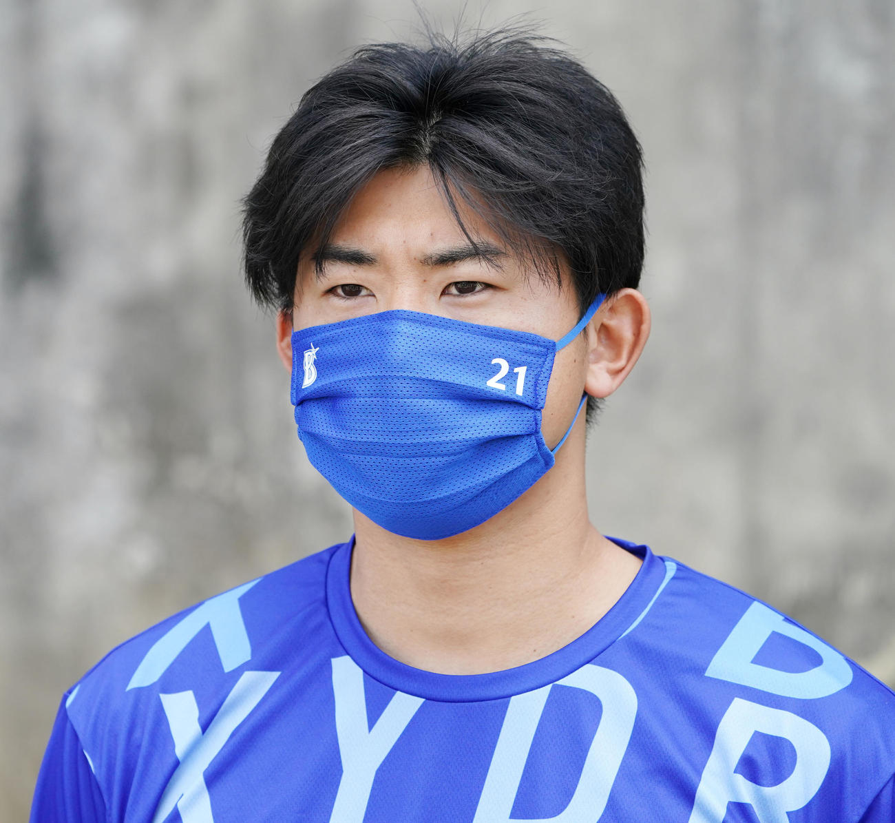 練習を終え取材に応じるDeNA今永（撮影・横山健太）