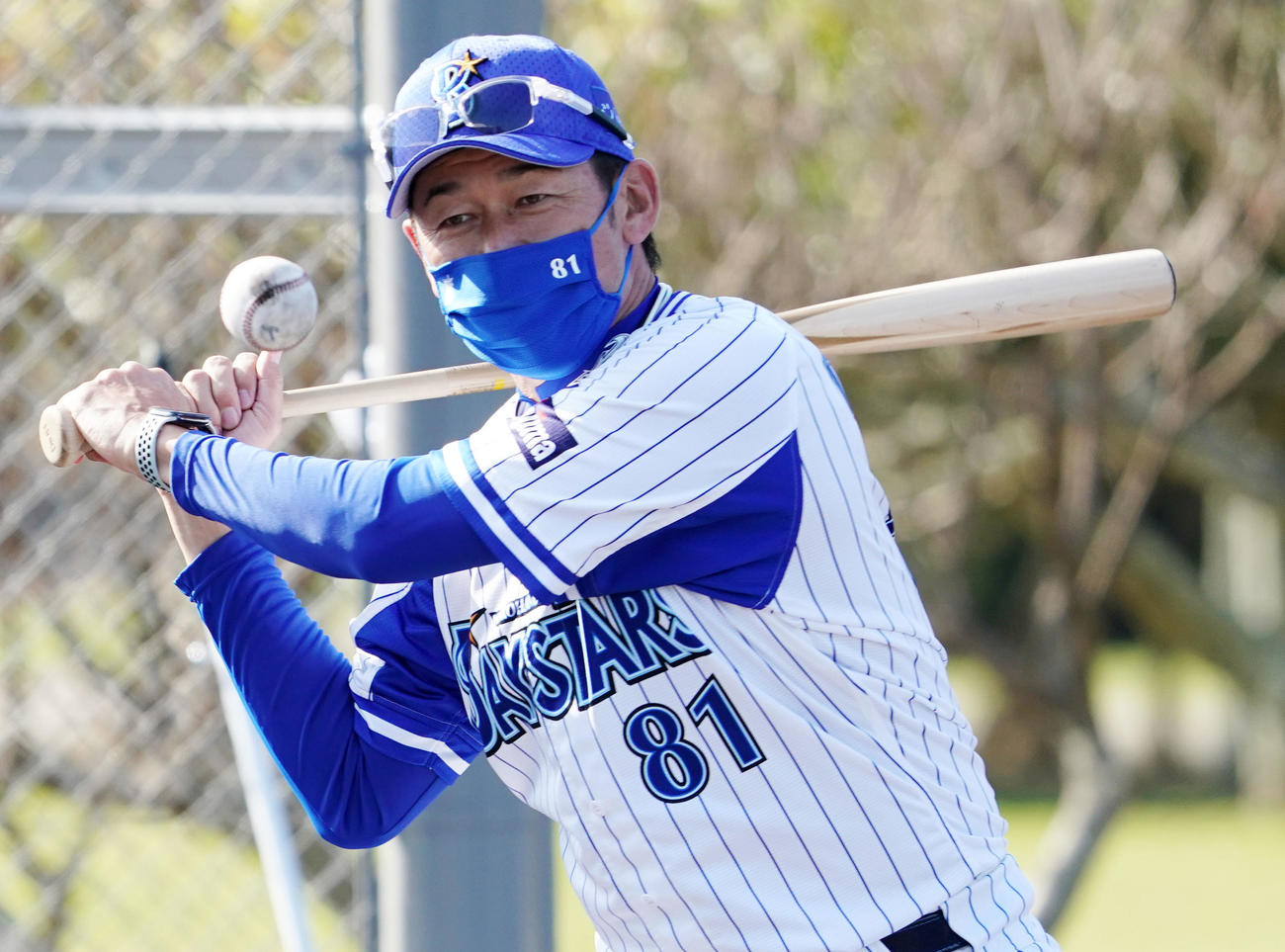 捕手陣を相手にノックをするDeNA三浦監督