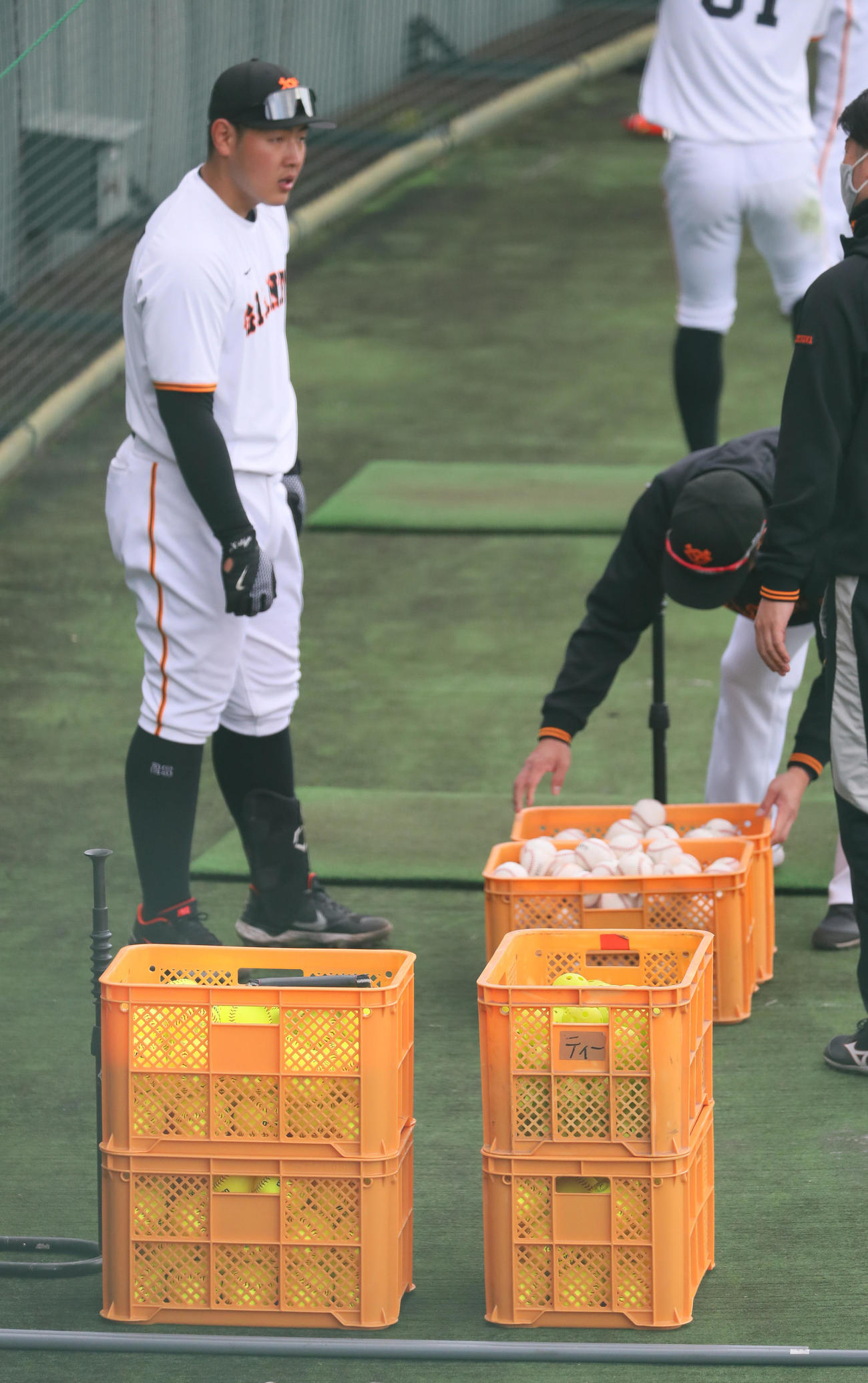 3種類のボール（手前のケース左がソフトボール、同右は軽いボール、後方は硬式球）を使いティー打撃を行う巨人岡本和（撮影・足立雅史）