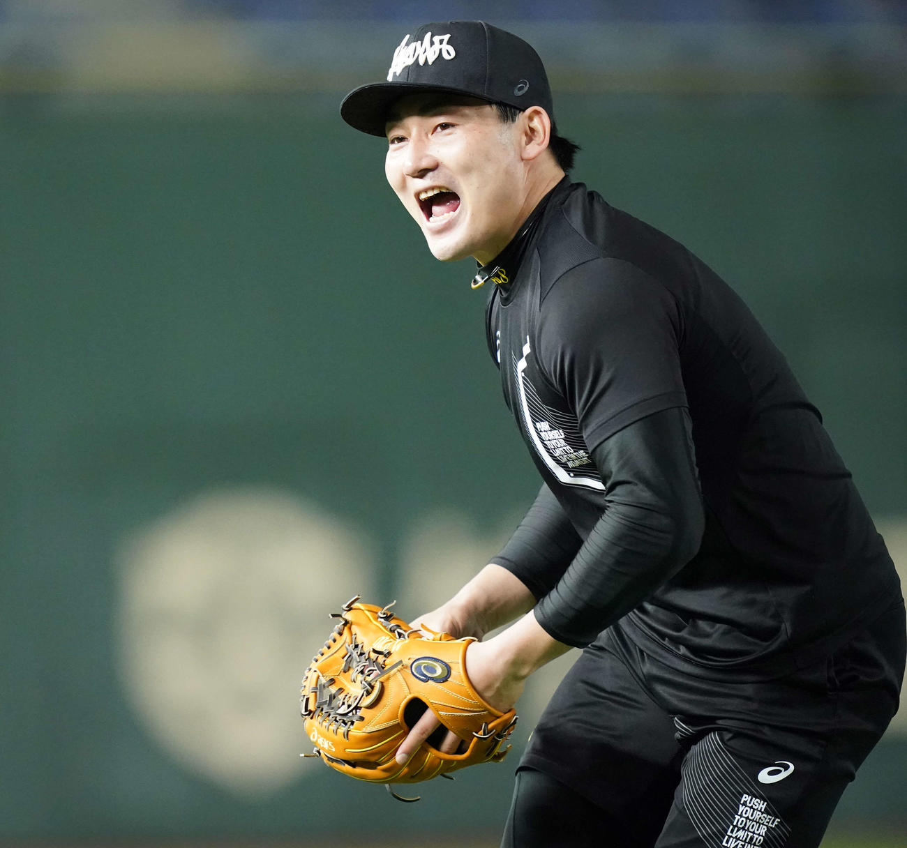 ノックを受ける巨人丸（撮影・鈴木みどり）