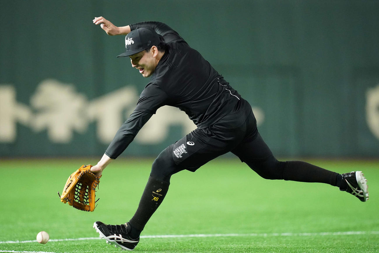 ノックを受ける巨人丸（撮影・鈴木みどり）