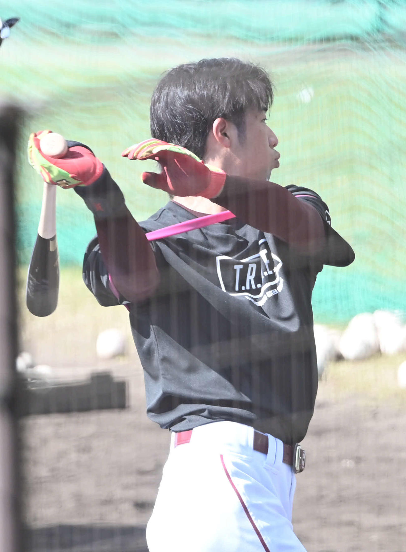 ゴムで腕を縛って打撃練習する楽天武藤（撮影・山崎安昭）