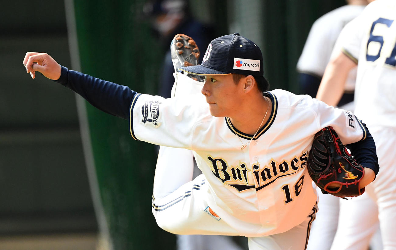 今キャンプ初めてブルペンで投球練習を行うオリックス山本由伸（撮影・前岡正明）
