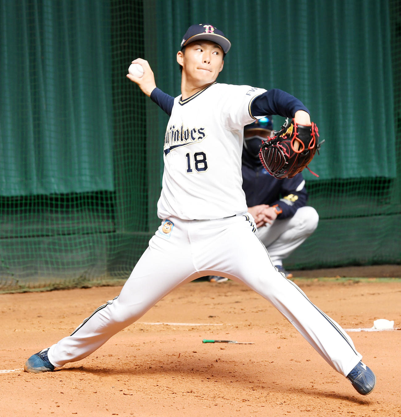オリックス中嶋監督が見守る中、今キャンプ初めてブルペンで投球練習を行う山本（撮影・前岡正明）