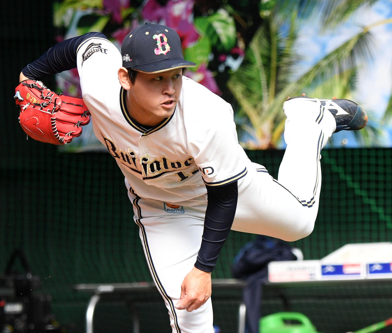 ブルペンで投球練習を行うオリックス宮城大弥（撮影・前岡正明）