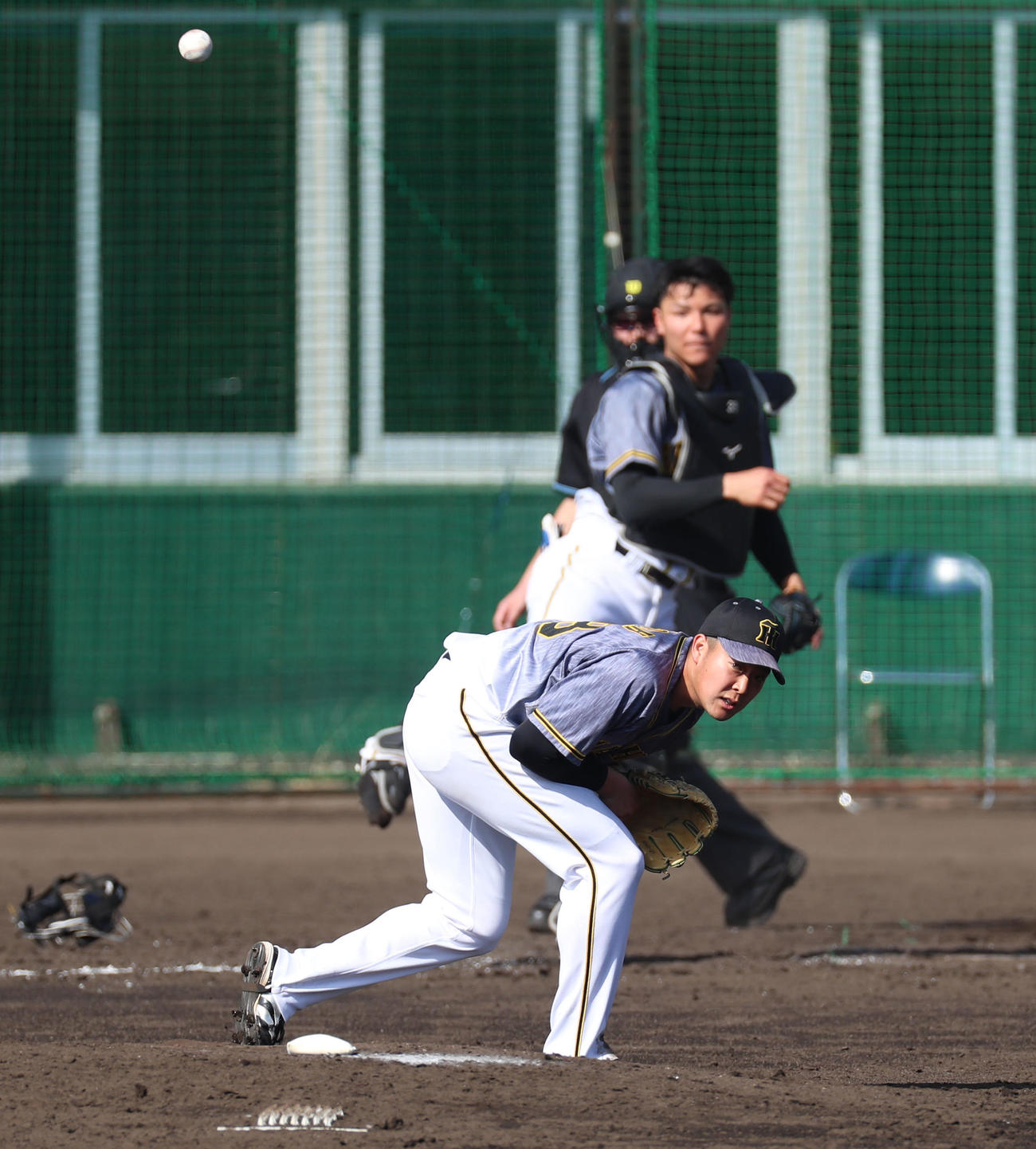 紅白戦　6回裏白組1死二塁、飛びだした二走原口を刺す栄枝、手前は斎藤（撮影・加藤哉）