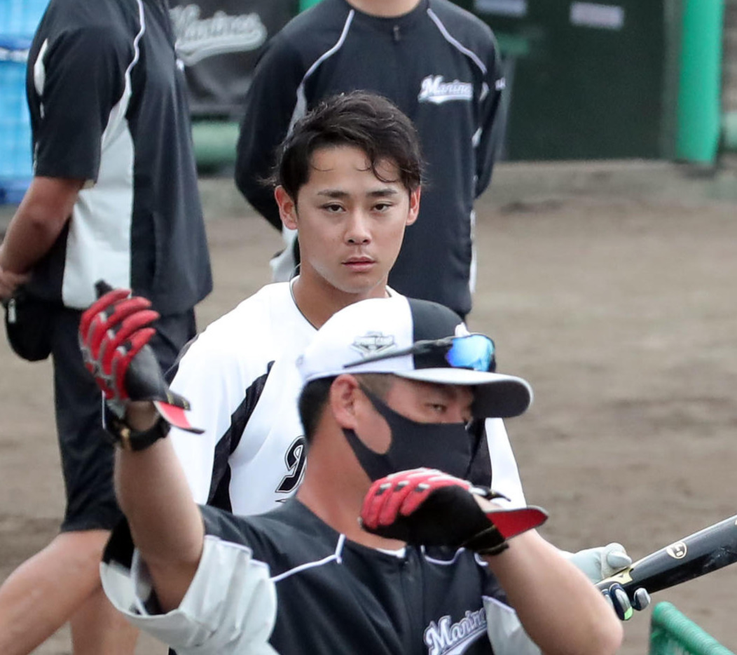 松中臨時コーチ（手前）から打撃指導を受けるロッテ平沢（中央）（2021年2月2日）