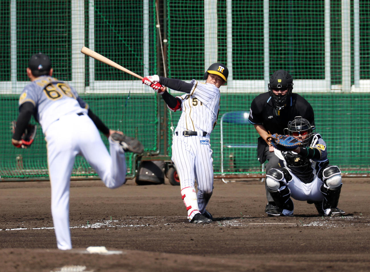 阪神紅白戦　3回裏白組1死、中野拓夢は右前打を放つ、左は小川一平（撮影・加藤哉）