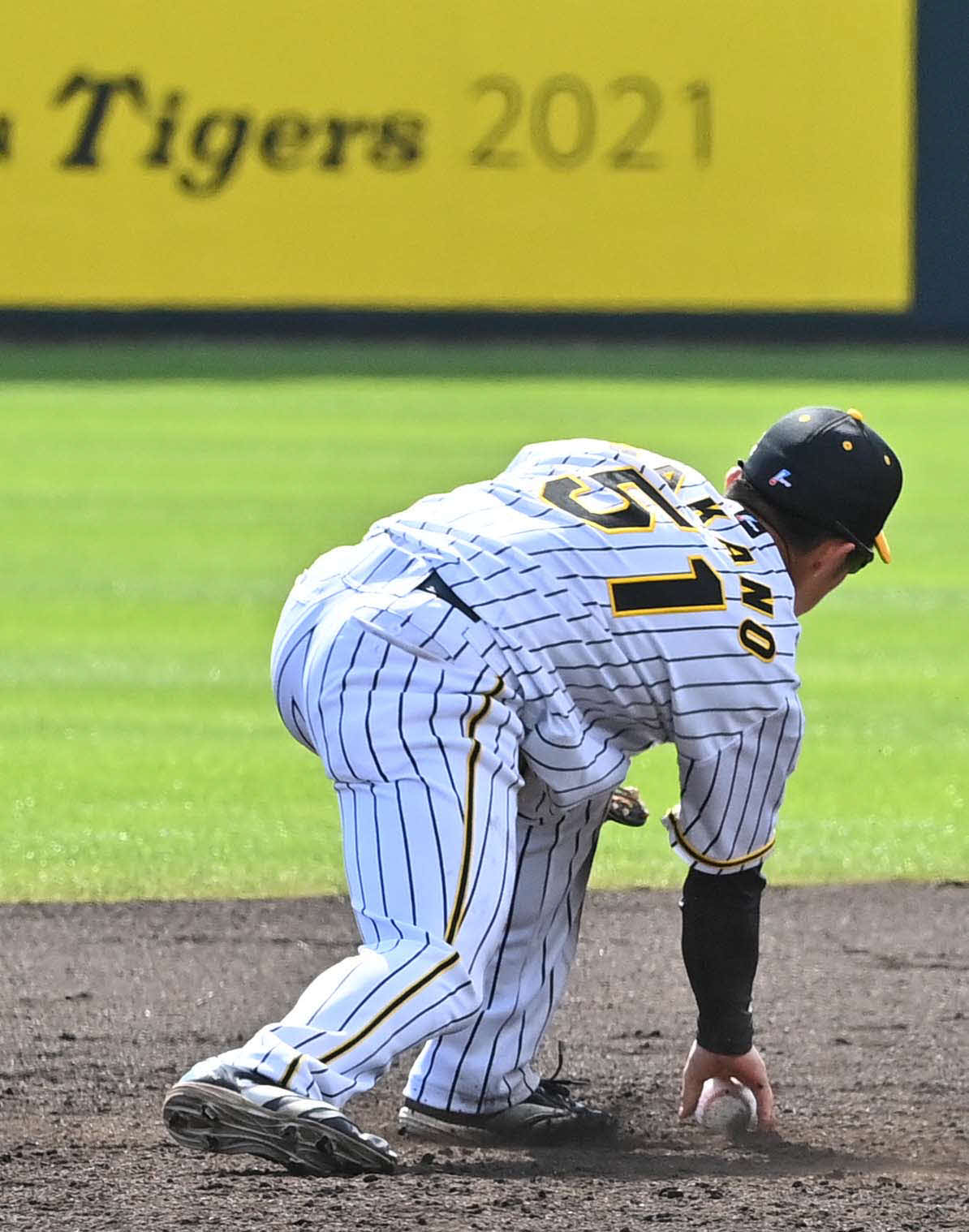 阪神紅白戦　4回表紅組無死一塁、井上広大の打球をエラーする中野拓夢（撮影・上田博志）