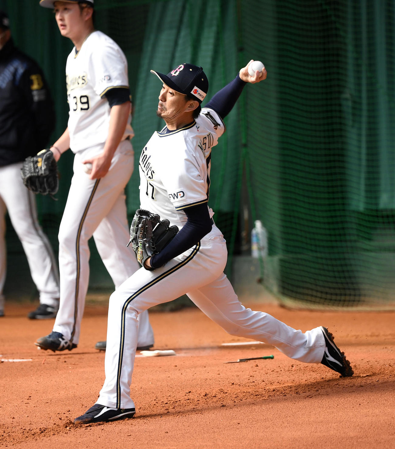 ブルペンで投球練習を行うオリックス増井（撮影・前岡正明）