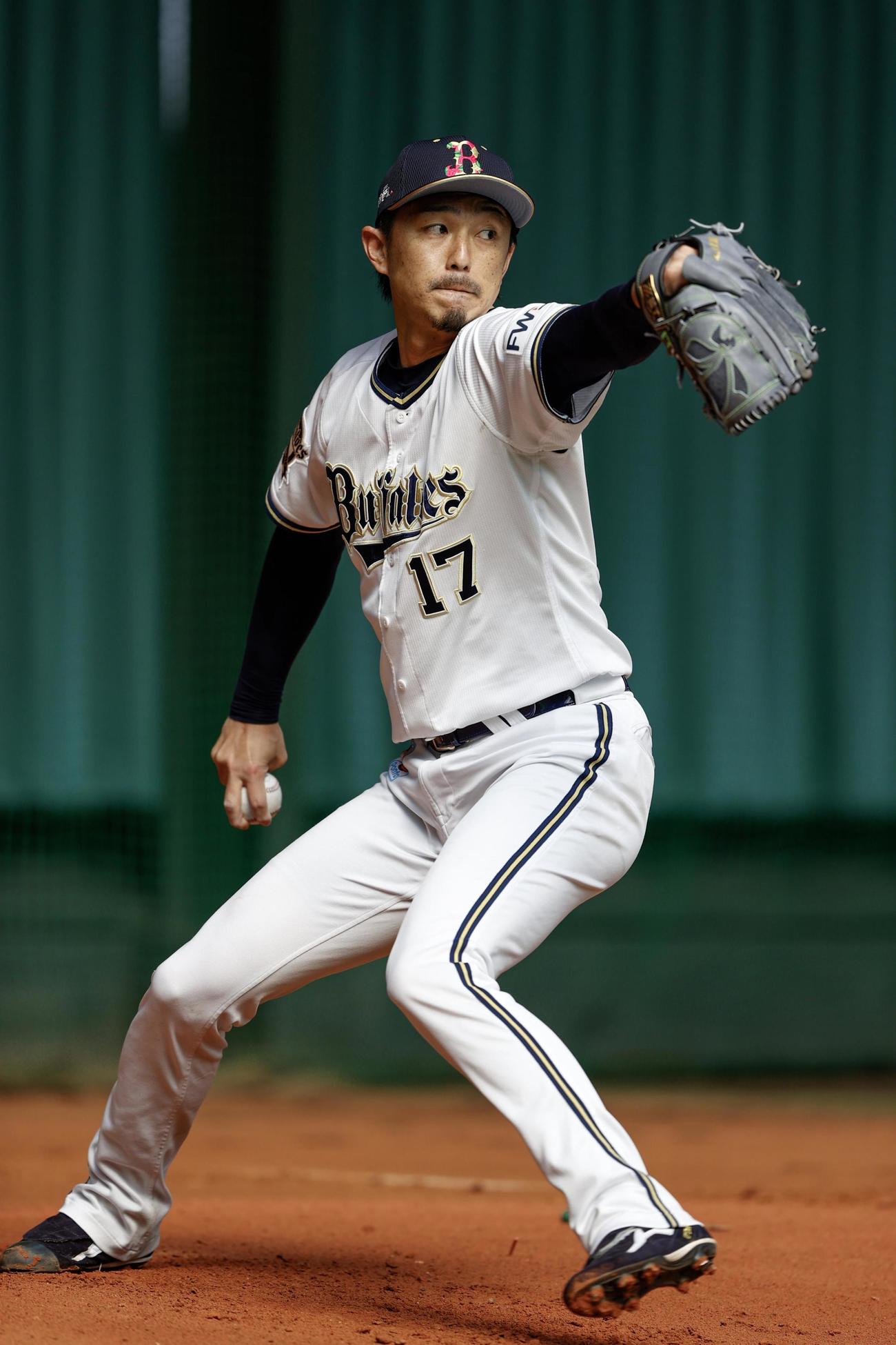 ブルペンで投球練習するオリックス増井（共同）