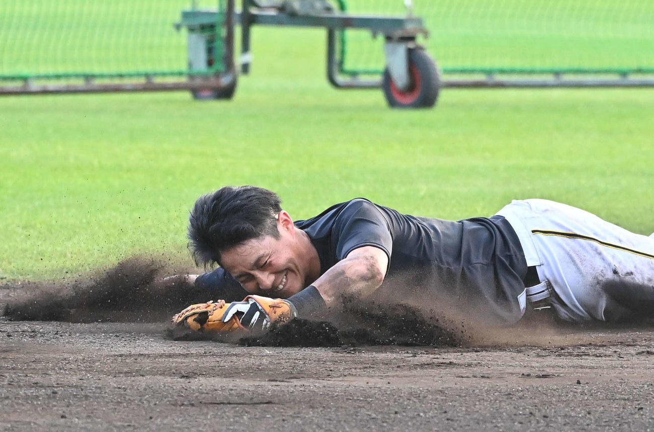 ノックの打球に飛びつく阪神木浪（撮影・上田博志）