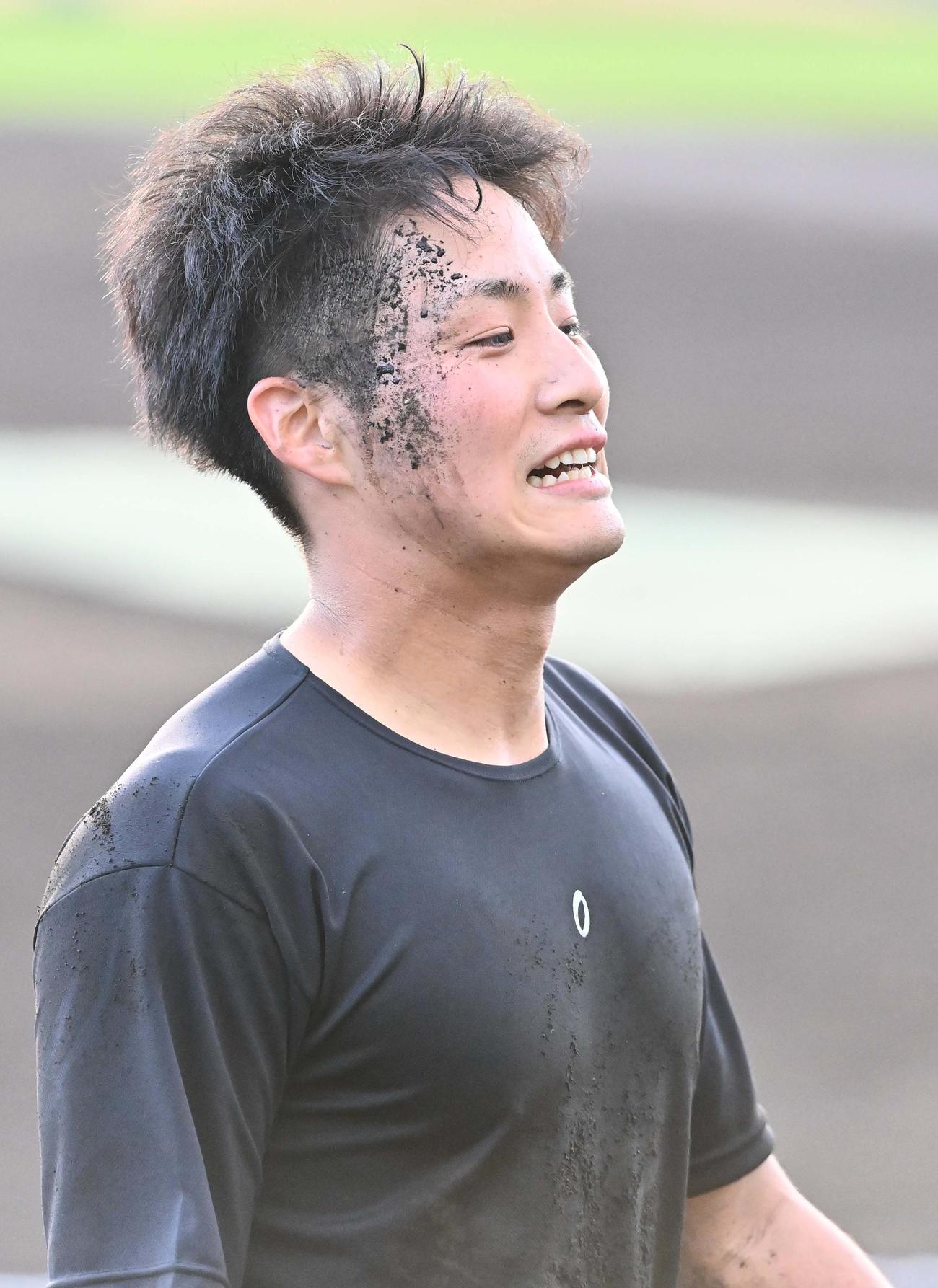 デスノックを終え泥だらけで引き揚げる阪神木浪聖也（撮影・上田博志）
