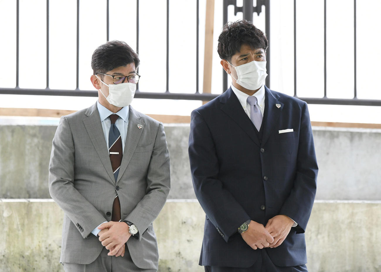 ブルペンで投球練習する阪神藤浪らを見つめる侍ジャパンの稲葉監督（右）と建山コーチ