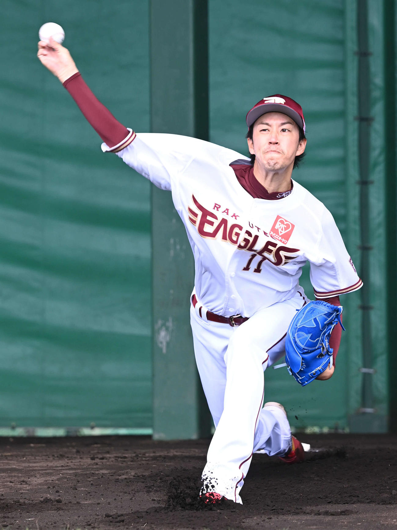 ブルペン投球をする楽天岸（撮影・山崎安昭）
