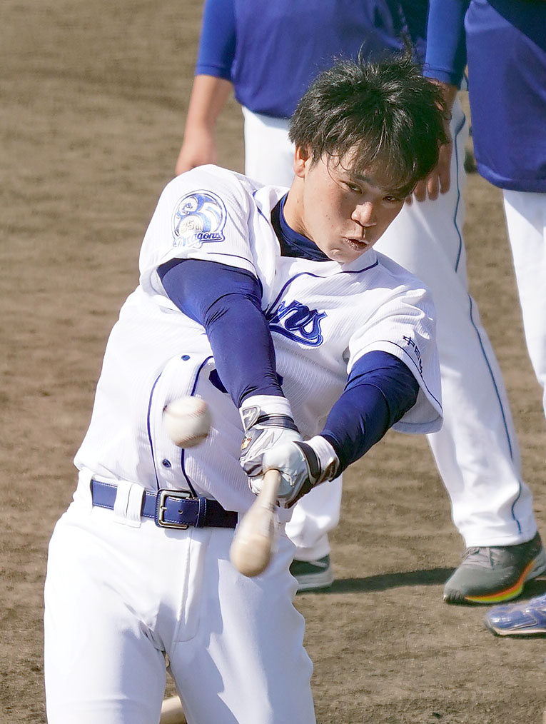 ロングティーを行う三好（撮影・森本幸一）