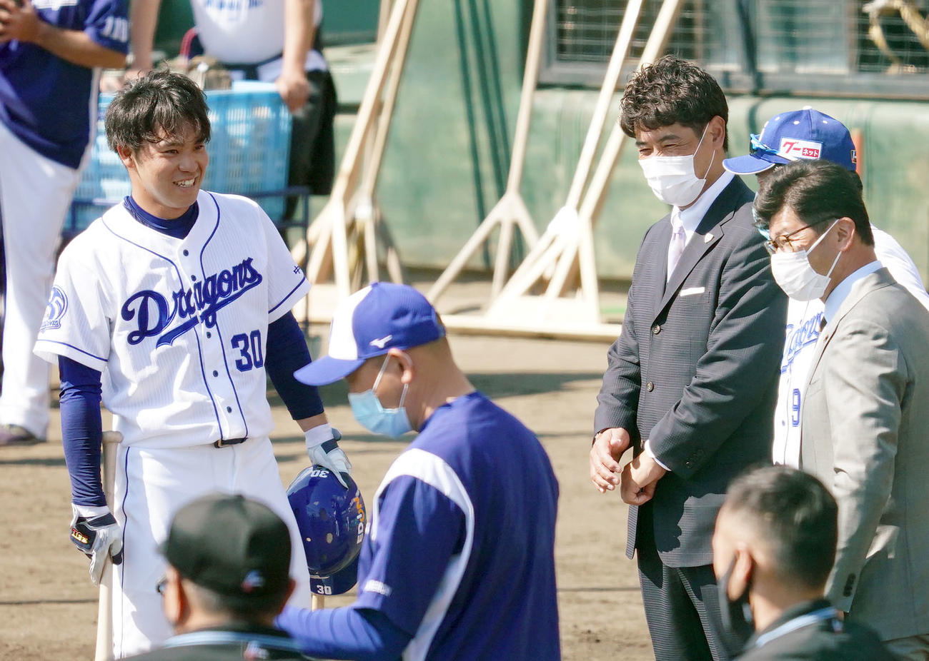 日本代表の稲葉監督にあいさつし言葉をかわす三好（左）（撮影・森本幸一）