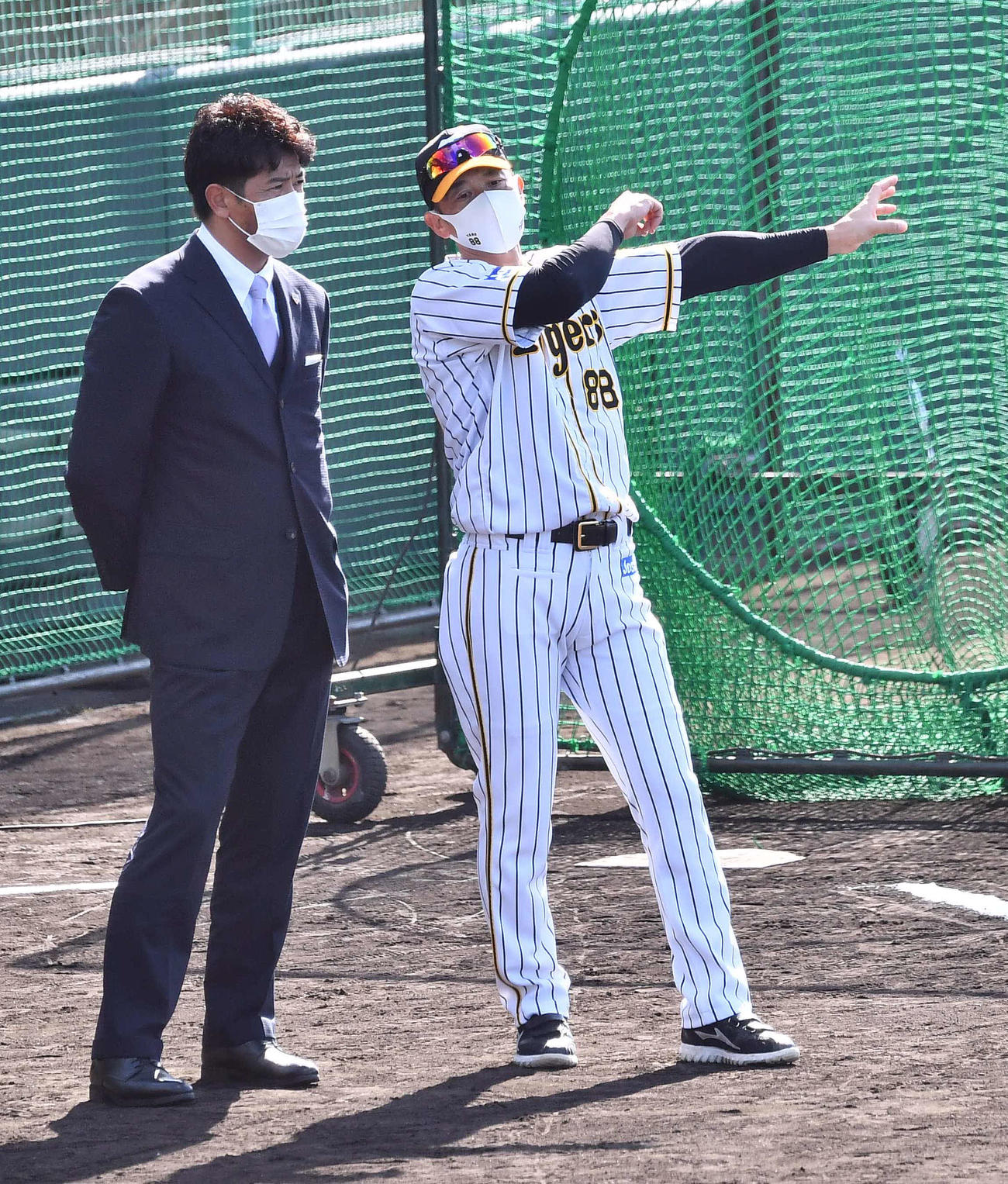 阪神キャンプを訪問し矢野燿大監督（右）と話す侍ジャパン稲葉篤紀監督（撮影・上田博志）
