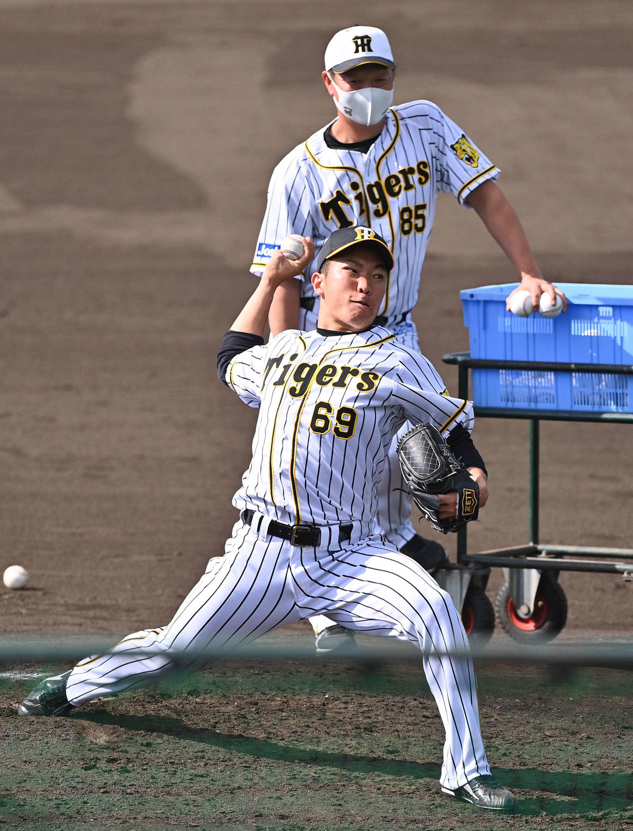打撃投手をつとめる阪神石井大智（撮影・上田博志）