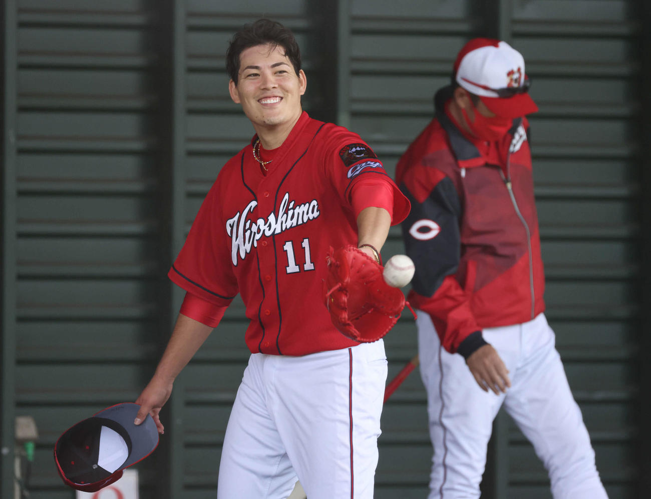 ブルペンで347球を投げきった九里（左）。右は佐々岡監督（撮影・加藤孝規）