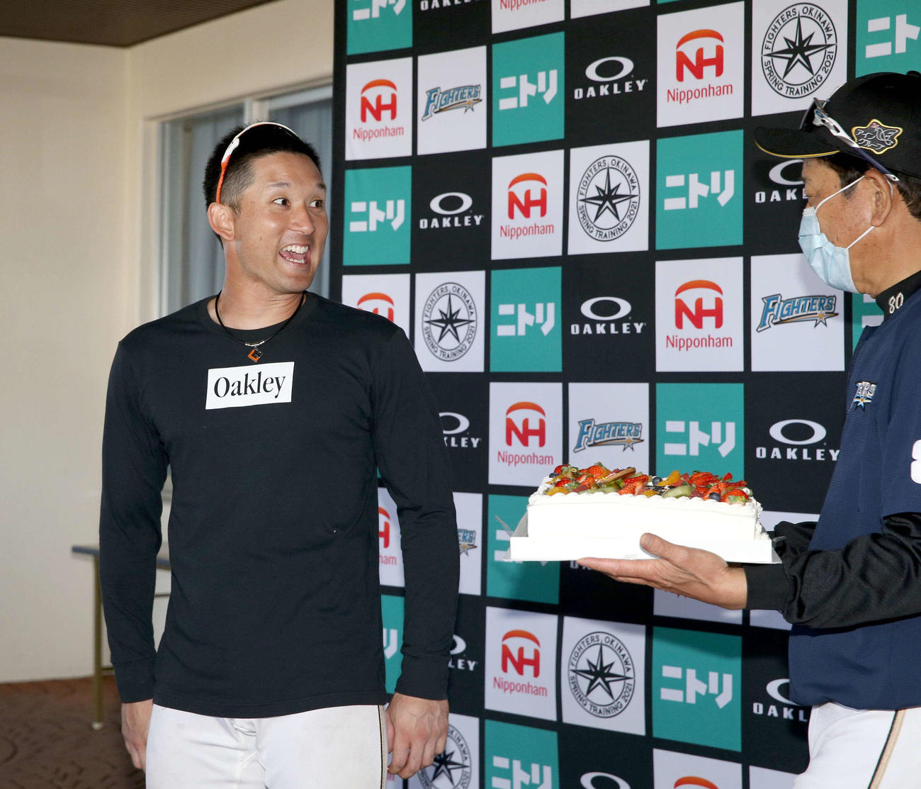日本ハム杉谷（左）は誕生日ケーキを持って現れた栗山監督に驚く（撮影・佐藤翔太）