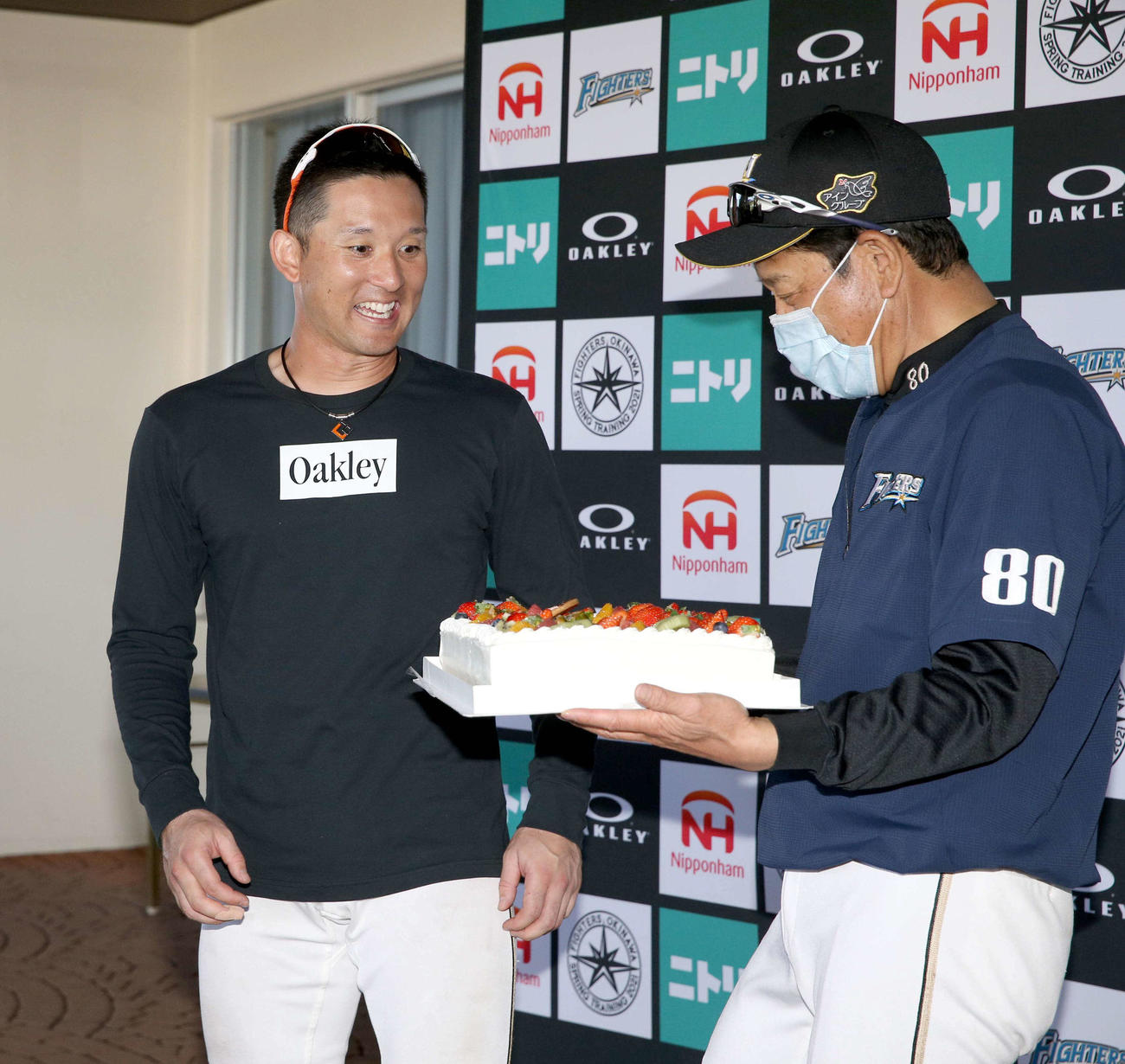 日本ハム杉谷（左）は誕生日ケーキを持って現れた栗山監督に驚く（撮影・佐藤翔太）