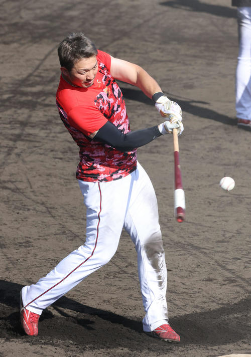鈴木誠也が名物「ロングティー」に赤いバットで参戦 - プロ野球 : 日刊