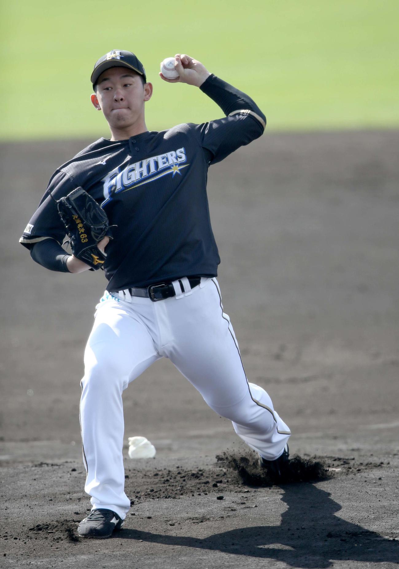 投内連携をする日本ハム北浦（撮影・佐藤翔太）