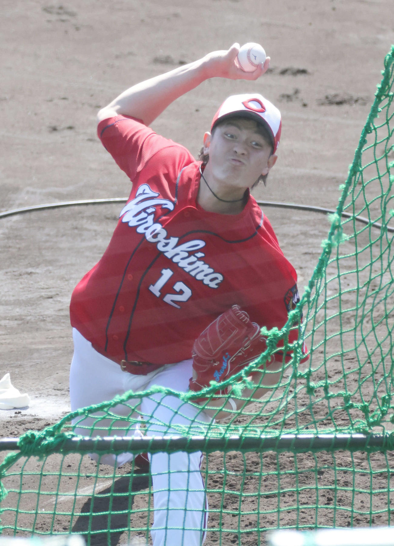打撃投手を務めるドラフト3位の大道（撮影・加藤孝規）