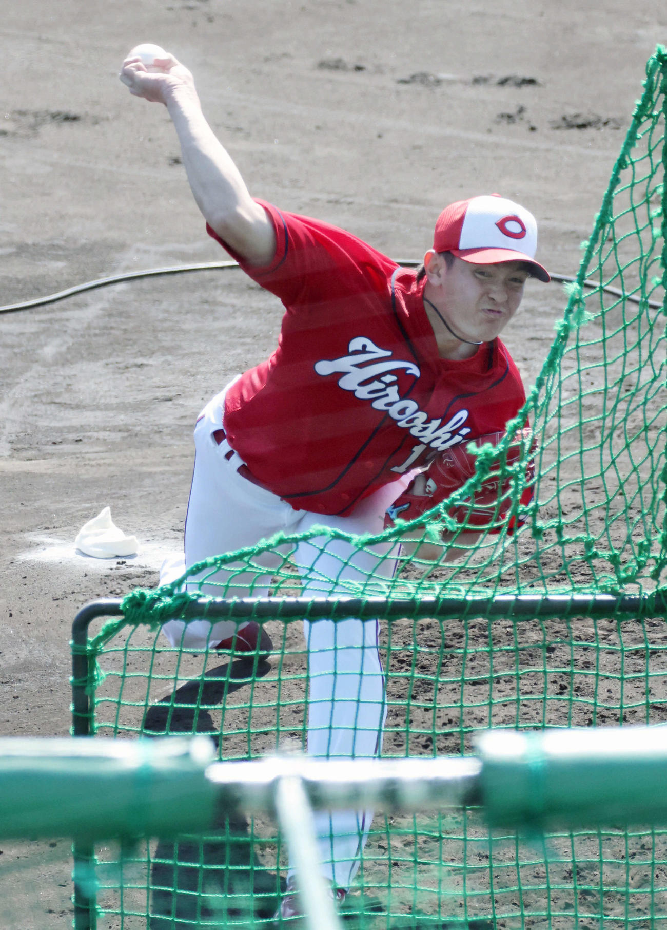 打撃投手を務めるドラフト3位の大道（撮影・加藤孝規）