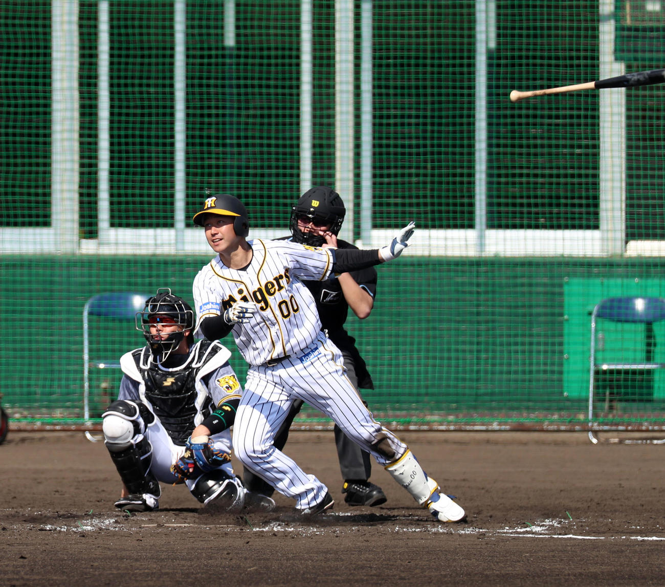 3回裏白組2死、阪神山本は右越え二塁打放つ（撮影・加藤哉）