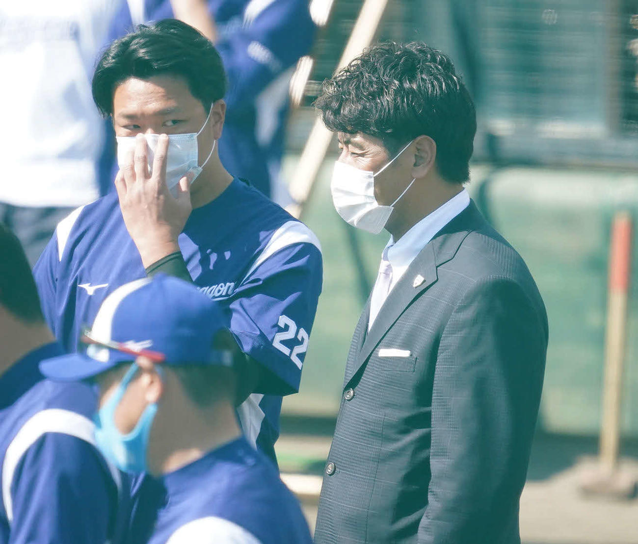 中日キャンプを視察し、大野雄（左）と言葉を交わす日本代表稲葉監督（撮影・森本幸一）