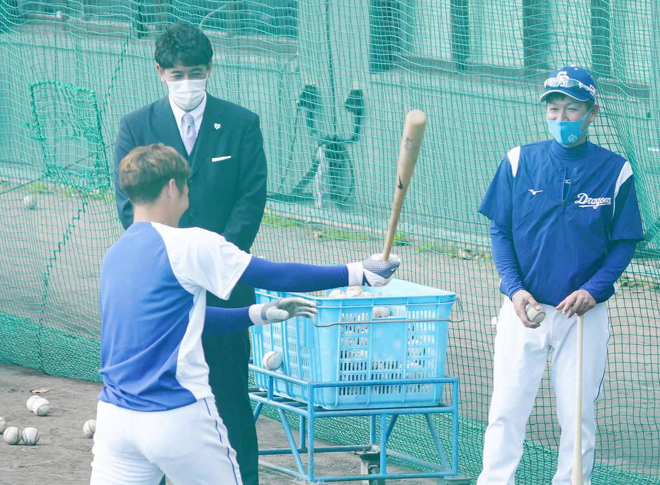中日キャンプを視察に訪れ京田陽太（左）を指導する立浪和義臨時コーチ（右）の横で見つめる稲葉篤紀日本代表監督（撮影・森本幸一）
